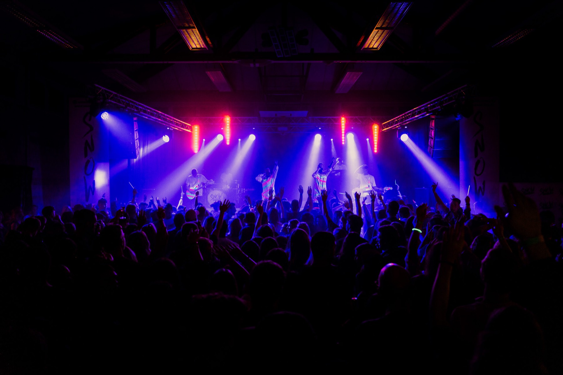 SNOW live vor vollem Haus