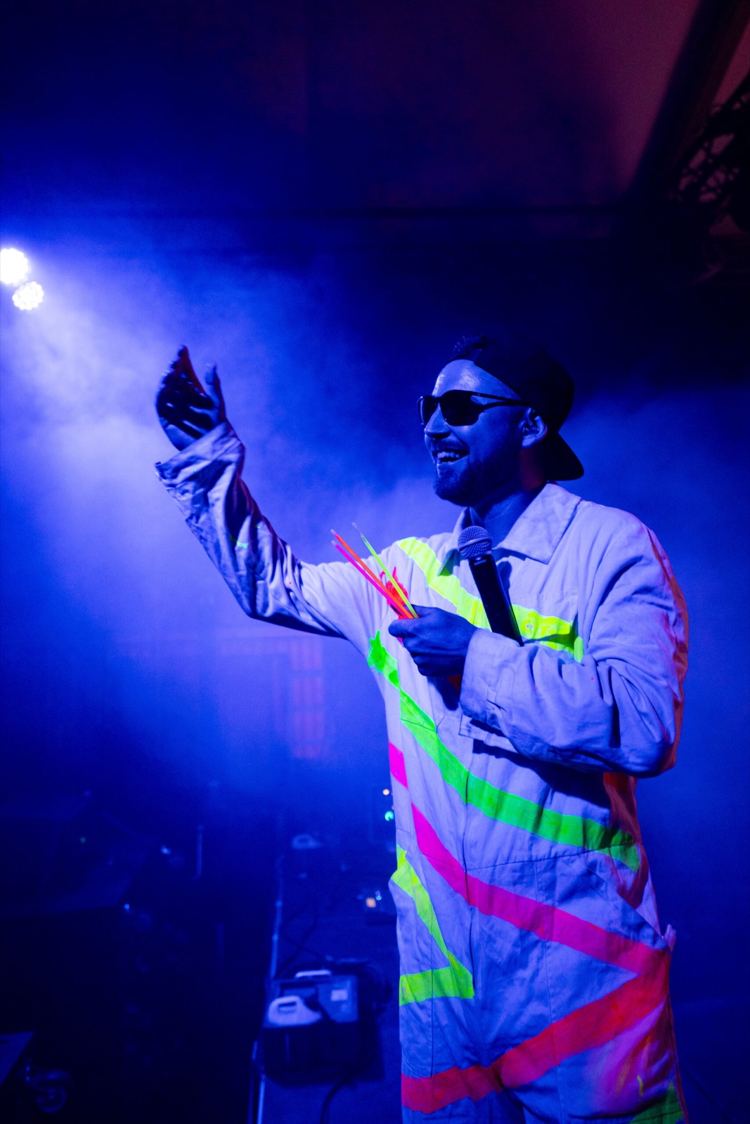 Sänger im Neon-Overall